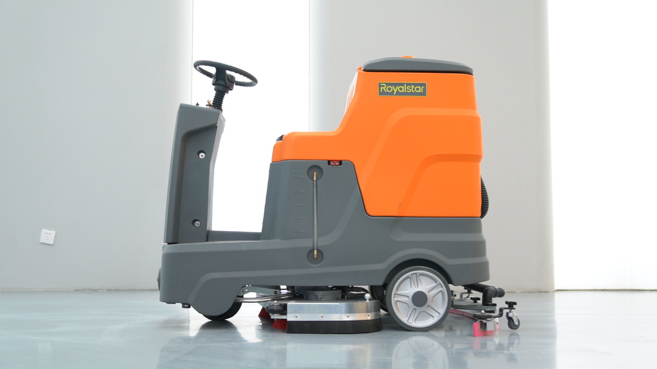 駕駛式洗地機怎么選？洗刷效果如何？
